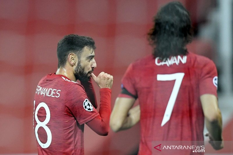 Gelandang Manchester United Bruno Fernandes (kiri) melakukan selebrasi bersama Edinson Cavani selepas mencetak gol keduanya ke gawang Istanbul Basaksehir dalam lanjutan Grup H Liga Champions di Stadion Old Trafford, Manchester, Inggris, Selasa (24/11/2020