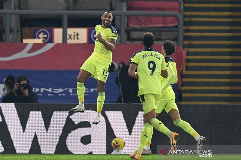 Penyerang Newcastle United Callum Wilson (kiri) melakukan selebrasi bersama rekan-rekannya seusai mencetak gol ke gawang Crystal Palace dalam lanjutan Liga Inggris di Stadion Selhurst Park, London, Inggris, Jumt (27/11/2020) waktu setempat. (ANTARA/REUTER