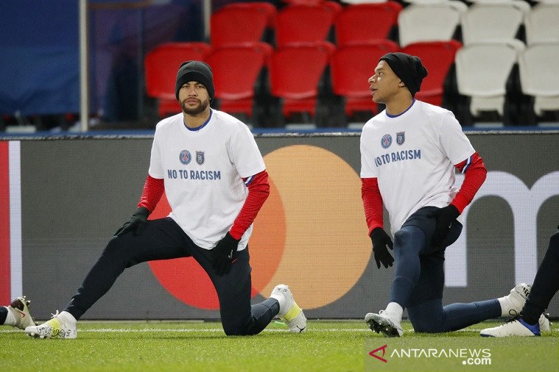 Bintang-bintang Paris Saint-Germain, Kylian Mbappe (kanan) dan Neymar, mengenakan kaus bertuliskan pesan antirasisme saat melakukan pemanasan jelang kelanjutan laga pemungkas Grup H Liga Champions melawan Istanbul Basaksehir di Stadion Parc des Princes, P