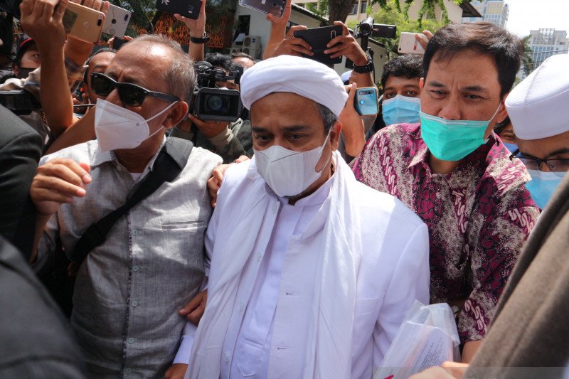Tokoh Front Pembela Islam (FPI) Rizieq Shihab tiba di Polda Metro Jaya pada Sabtu (12/12/2020). ANTARA/Fianda Sjofjan Rassat