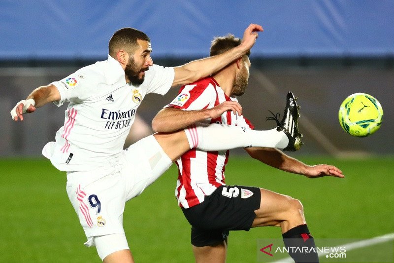 Penyerang Real Madrid Karim Benzema (kiri) berebut bola dengan bek Athletic Bilbao Yeray Alvarez dalam lanjutan Liga Spanyol di Stadion Alfredo di Stefano, Madrid, Spanyol, Selasa (15/12/2020) waktu setempat. (ANTARA/REUTERS/Sergio Perez)

