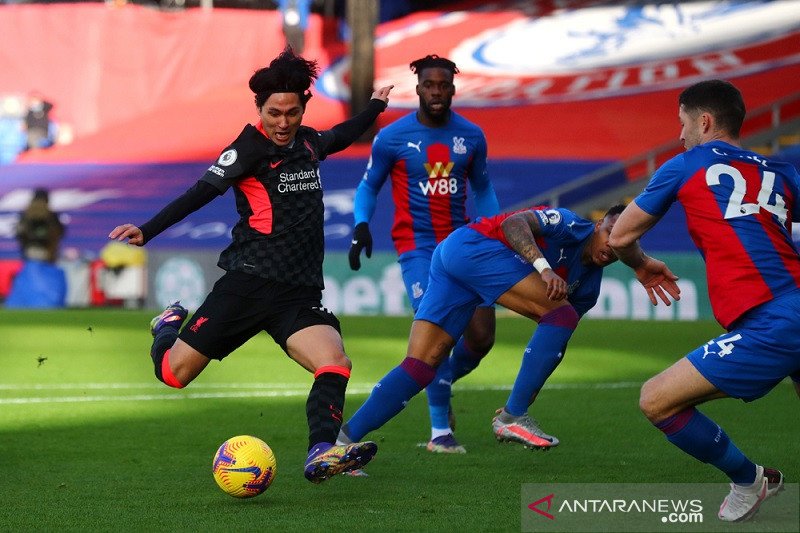 Penyerang Liverpool Takumi Minamino (kiri) melepaskan tembakan untuk mencetak gol pertama timnya ke gawang Crystal Palace dalam lanjutan Liga Inggris di Stadion Selhurst Park, London, Inggris, Sabtu (19/12/2020). (ANTARA/REUTERS/POOL/Clive Rose)

