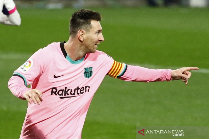 Megabintang Barcelona Lionel Messi merayakan golnya ke gawang Valladolid dalam lanjutan Liga Spanyol di Stadion Jose Zorrilla, Valladolid, Spanyol, Selasa (22/12/2020) waktu setempat. (ANTARA/REUTERS/Juan Medina)