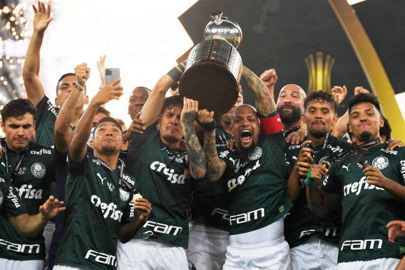 Para pemain Palmeiras mengangkat trofi Piala Libertadores setelah pada pertandingan final yang dimainkan di Stadion Maracana, Rio de Janeiro, Sabtu (30/1/2021) menang 1-0 atas Santos. (ANTARA/Pool via REUTERS/MAURO PIMENTEL)

