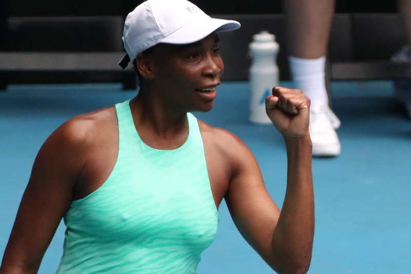 Serena Williams bersaudara lolos ke babak kedua Australia Open. Keduanya memenangi dua set langsung di Melbourne Park, Senin.

Serena, yang melakoni pertandingan ke-100 di ajang Grand Slam awal musim, hanya perlu 56 menit untuk menundukkan petenis Jerma