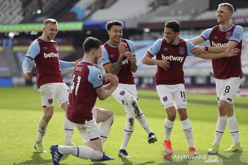 Para pemain West Ham United merayakan gol yang dicetak Jesse Lingard (tengah) pada pertandingan Liga Inggris melawan Tottenham Hotspur yang dimainkan di Stadion London, Minggu (21/2/2021). (ANTARA/Pool via REUTERS/KIRSTY WIGGLESWORTH)
