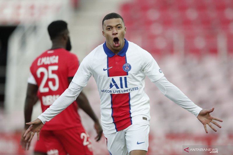 Pemain Paris Saint-Germain Kylian Mbappe merayakan golnya ke gawang Dijon FCO saat keduanya bertemu pada laga pekan ke-27 Liga Prancis yang berlangsung di Stadion Gaston-Gerard, Sabtu (27/2/2021). (ANTARA/REUTERS/BENOIT TESSIER)