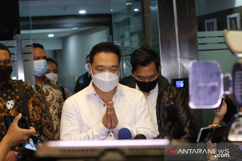Michael Yukinobu de Fretes alias Nobu (MYD) diperiksa sebagai tersangka kasus video asusila selama 11 jam di Polda Metro Jaya, Senin (4/1/2021). (ANTARA/Fianda SJofjan Rassat)


