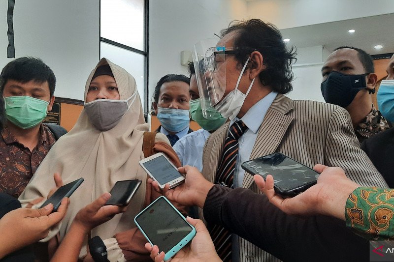 Tim kuasa hukum Rizieq Shihab memberikan keterangan kepada media usai sidang hari kedua praperadilan di Pengadilan Negeri Jakarta Selatan dengan agenda mendengar tanggapan termohon, Selasa (5/1/2021) (ANTARA/Laily Rahmawaty)