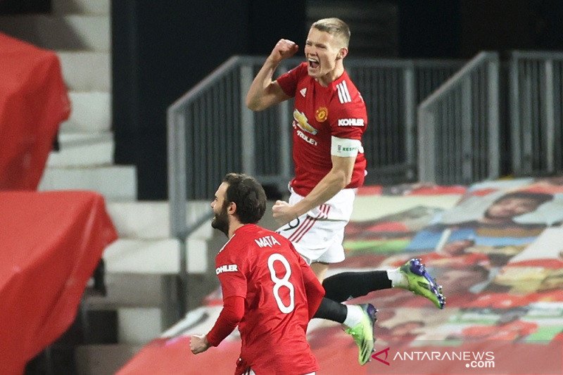 Gelandang Manchester United Scott McTominay (kanan) merayakan golnya ke gawang Watford dalam laga putaran ketiga Piala FA di Stadion Old Trafford, Manchester, Inggris, Sabtu (9/1/2021) waktu setempat. (ANTARA/REUTERS/Carl Recine)