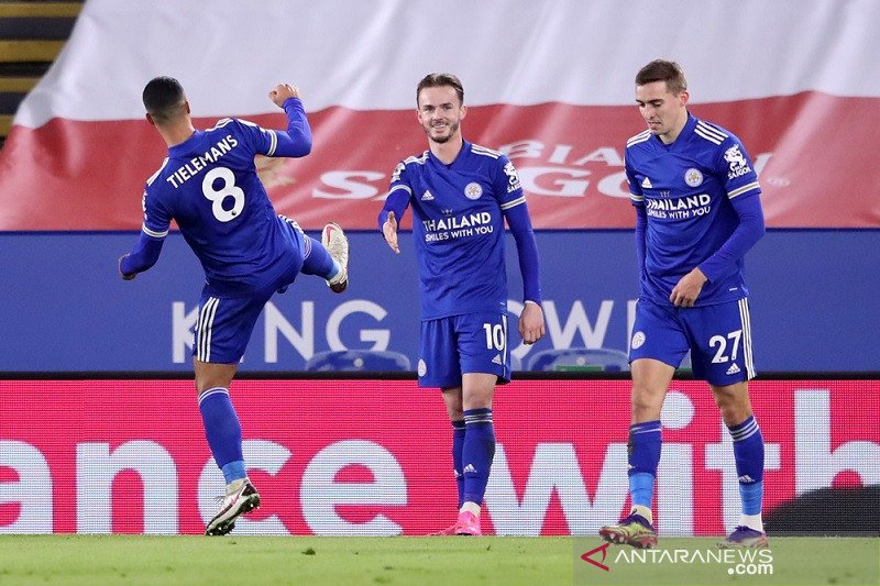 Pemain sayap Leicester City James Maddison (tengah) melakukan selebrasi bersama rekan-rekannya seusai mencetak gol ke gawang Southampton dalam lanjutan Liga Inggris di Stadion King Power, Leicester, Inggris, Sabtu (16/1/2021) waktu setempat. (ANTARA/REUTE