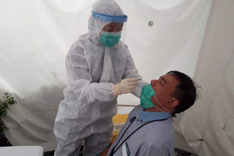 Salah seorang warga melakukan tes cepat antigen di salah satu layanan kesehatan di Jakarta. (ANTARA/Muhammad Zulfikar)