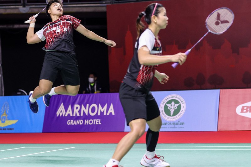 Ganda putri Indonesia Greysia Polii/Apriyani Rahayu lolos ke babak semifinal Toyota Thailand Open setelah menumbangkan pasangan Denmark Alexandra Boje/Mette Poulsen dengan skor 21-9, 21-17 di Impact Arena, Bangkok, Jumat (22/1/2021). (ANTARA/Badmintonphot