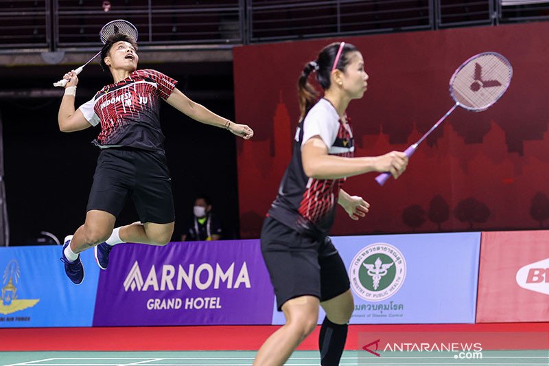 Ganda putri Indonesia Greysia Polii/Apriyani Rahayu lolos ke babak semifinal Toyota Thailand Open setelah menumbangkan pasangan Denmark Alexandra Boje/Mette Poulsen dengan skor 21-9, 21-17 di Impact Arena, Bangkok, Jumat (22/1/2021). ANTARA/HO-BWF/Badmint