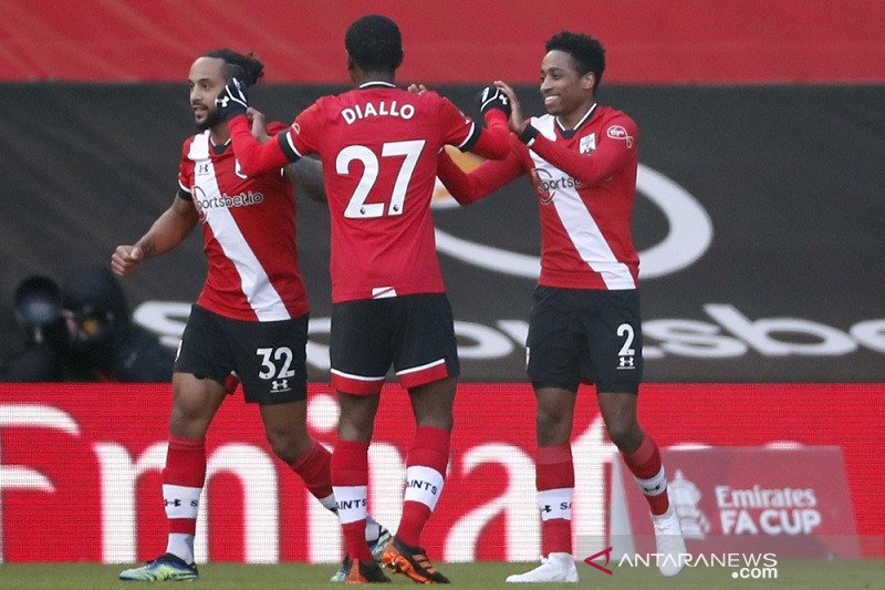 Bek sayap Southampton Kyle Walker-Peters (kanan) melakukan selebrasi bersama rekan-rekannya seusai tendangannya berujung gol bunuh diri bek Arsenal Gabriel Magalhaes dalam laga putaran keempat Piala FA di Stadion St. Mary's, Southampton, Inggris, Sabtu (2
