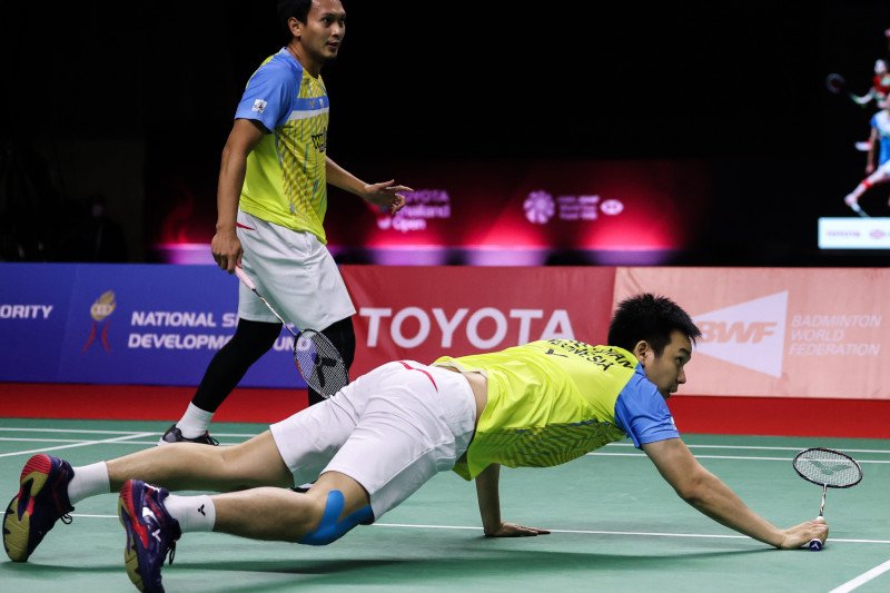 Ganda putra Indonesia Mohammad Ahsan (berdiri) dan Hendra Setiawan (Raphael Sachetat/Badmintonphoto/Raphael Sachetat)
