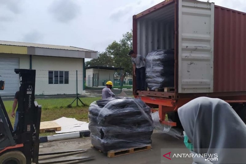 Proses pengiriman produk tepung kelapa asal Pulau Bintan, Kepri, ke negara tujuan India. (Ogen)

