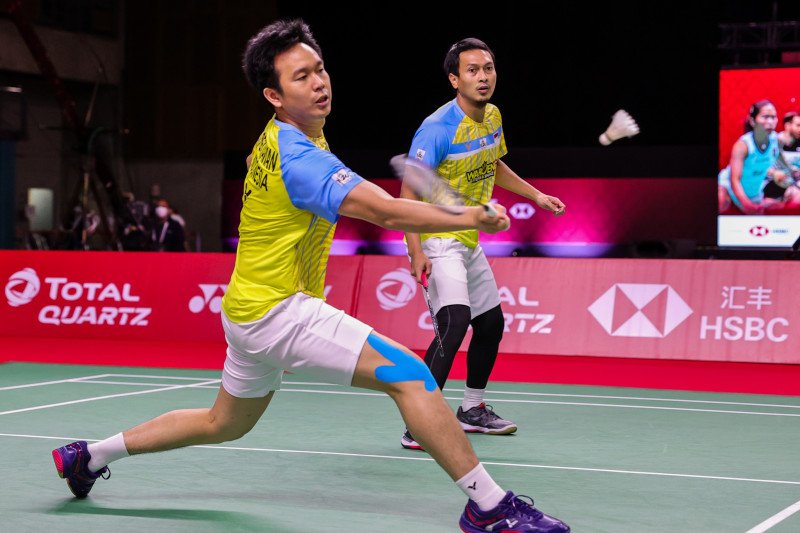 Ganda putra Indonesia Mohammad Ahsan/Hendra Setiawan dikalahkan pasangan Korea Selatan Choi Solgyu/Seo Seung Jae dengan skor 19-21, 16-21 pada laga penyisihan kedua Grup B BWF World Tour Finals yang digelar di Impact Arena, Bangkok, Thailand, Kamis (28/1/