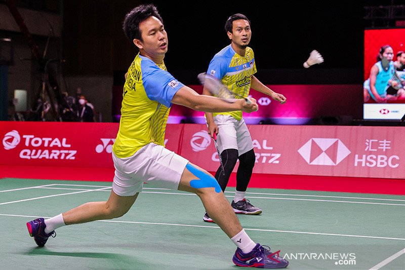 Ganda putra Indonesia Mohammad Ahsan/Hendra mengamankan kemenangan kedua dalam penyisihan Grup B Ganda Putra setelah mengalahkan Aaron Chia/Soh Wooi Yik dalam pertandingan ketiga yang sekaligus mengamankan tiket ke semifinal BWF World Tour Finals 2021 di 