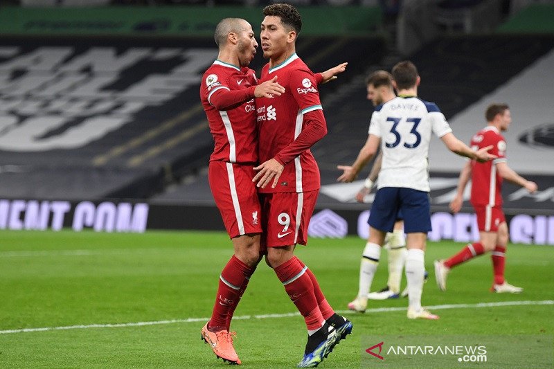 Penyerang Liverpool Roberto Firmino (kanan) melakukan selebrasi bersama Thiago Alcantara seusai menjebol gawang Tottenham Hotspur dalam lanjutan Liga Inggris di Stadion Tottenham Hotspur, London, Inggris, Kamis (28/1/2021) waktu setempat. (ANTARA/REUTERS/