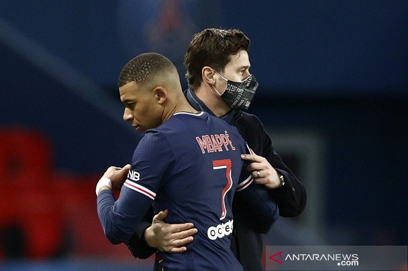 Manajer Paris Saint-Germain Mauricio Pochettino (kanan) menyambut Kylian Mbappe setelah kemenangan atas Montpellier dalam lanjutan Liga Inggris di Stadion Parc des Princes, Paris, Prancis, Jumat (22/1/2021). (ANTARA/REUTERS/Christian Hartmann)
