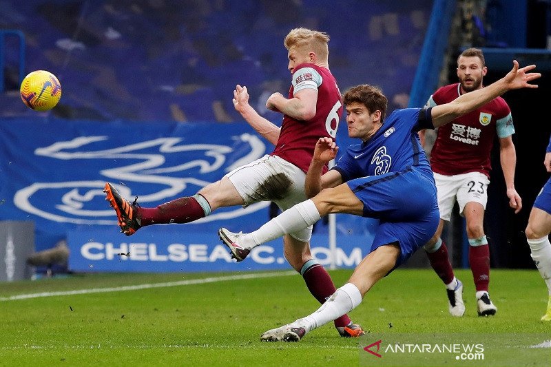 Bek sayap Chelsea Marcos Alonso (tengah) mencetak gol kedua timnya ke gawang Burnley dalam lanjutan Liga Inggris di Stadion Stamford Bridge, London, Inggris, Minggu (31/1/2021). (ANTARA/REUTERS/POOL/Andrew Couldridge)

