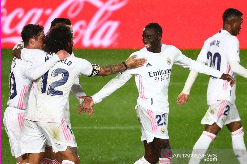 Bek Real Madrid Ferland Mendy (kedua kanan) melakukan selebrasi bersama rekan-rekannya seusai mencetak gol ke gawang Getafe dalam lanjutan Liga Spanyol di Stadion Alfredo di Stefano, Madrid, Spanyol, Selasa (9/2/2021) waktu setempat. (ANTARA/REUTERS/Sergi