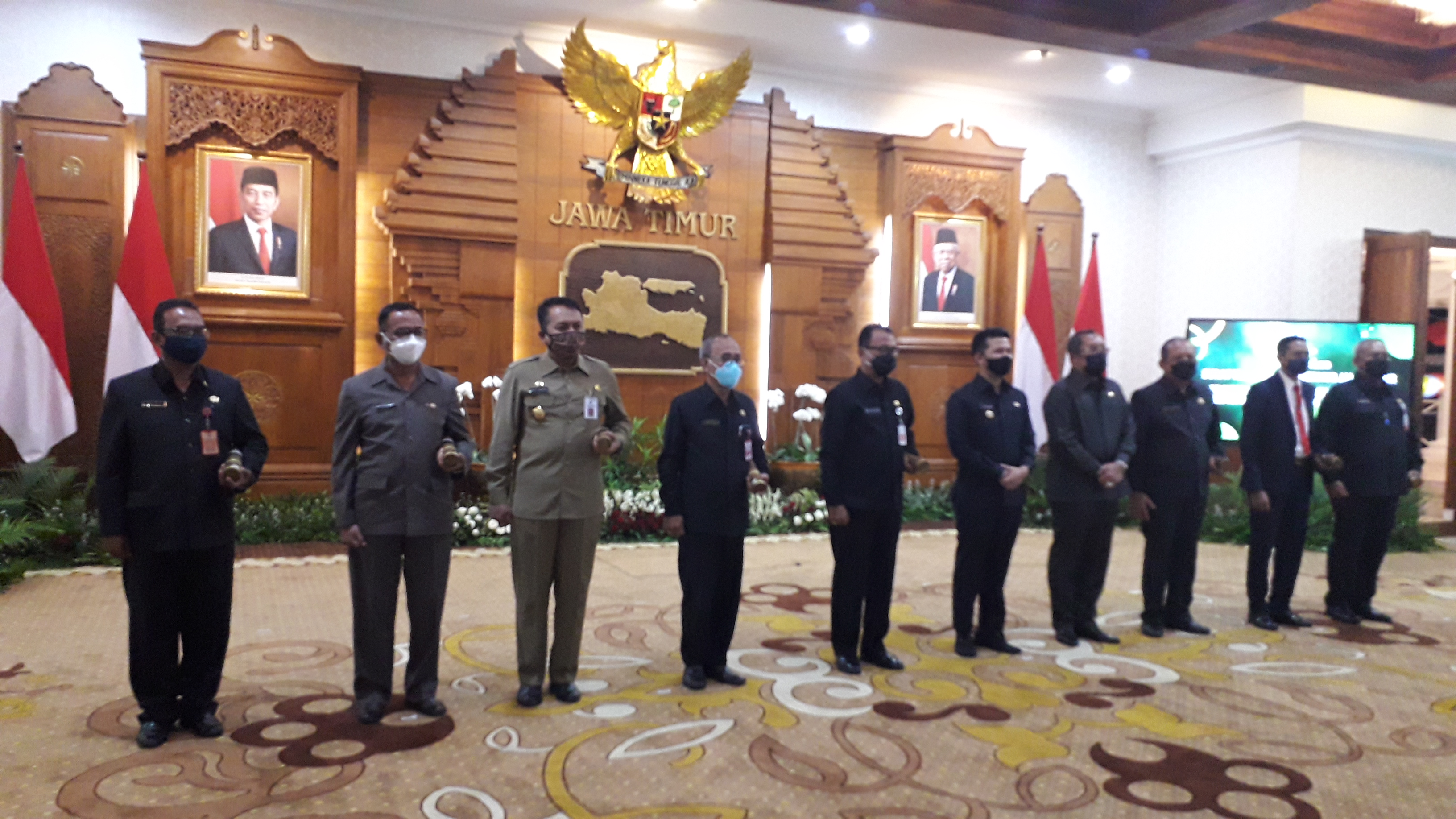  Plh Bupati dan Plh Walikota berfoto bersama dengan Wakil Gubernur Jatim, Emil Elestianto Dardak di Gedung Negara Grahadi, Selasa (16/2/2021) malam.