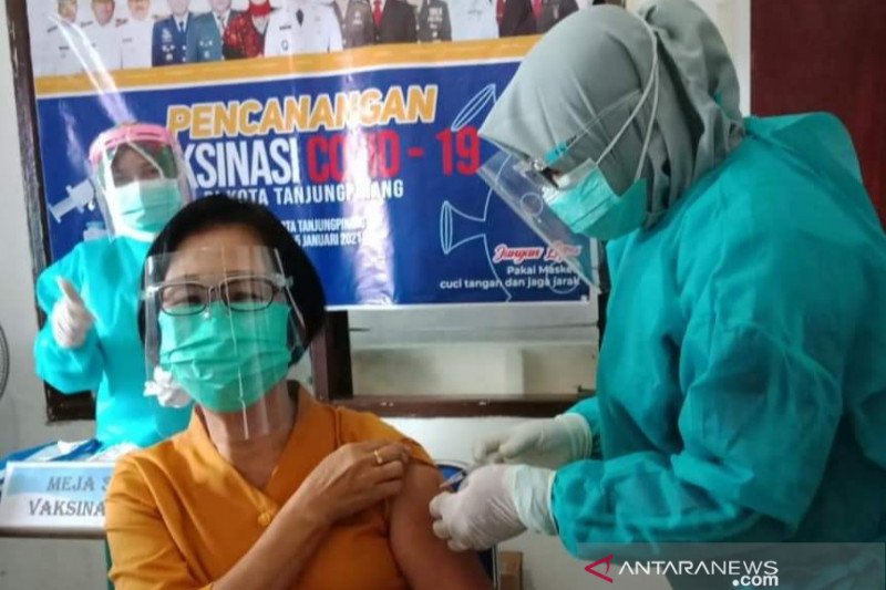 Vaksinasi tenaga kesehatan lansia di Tanjungpinang, Kepri. ANTARA/Ogen

