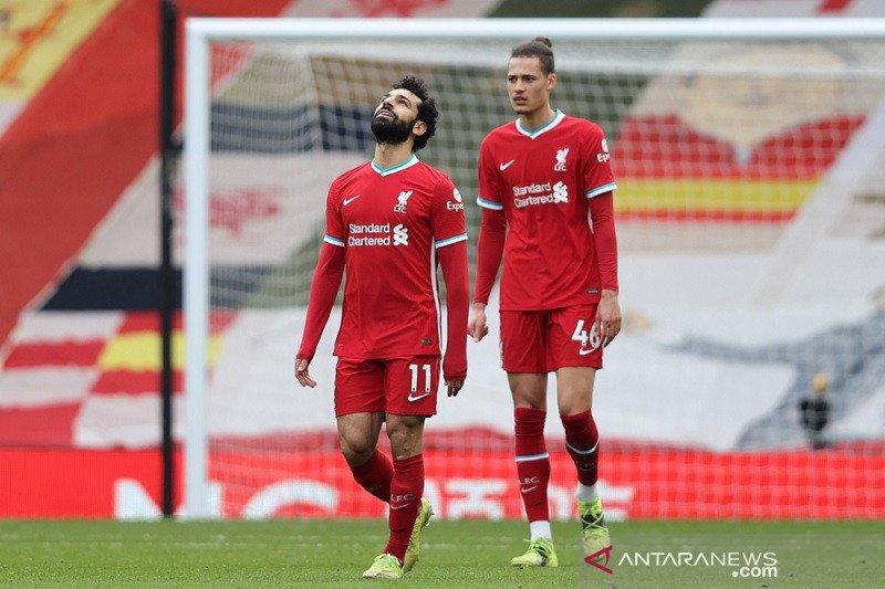 Ekspresi kecewa penyerang Liverpool Mohamed Salah setelah timnya kebobolan gol gelandang Fulham Mario Lemina dalam lanjutan Liga Inggris di Stadion Anfield, Liverpool, Inggris, Minggu (7/3/2021). (ANTARA/REUTERS/POOL/Clive Brunskill)
