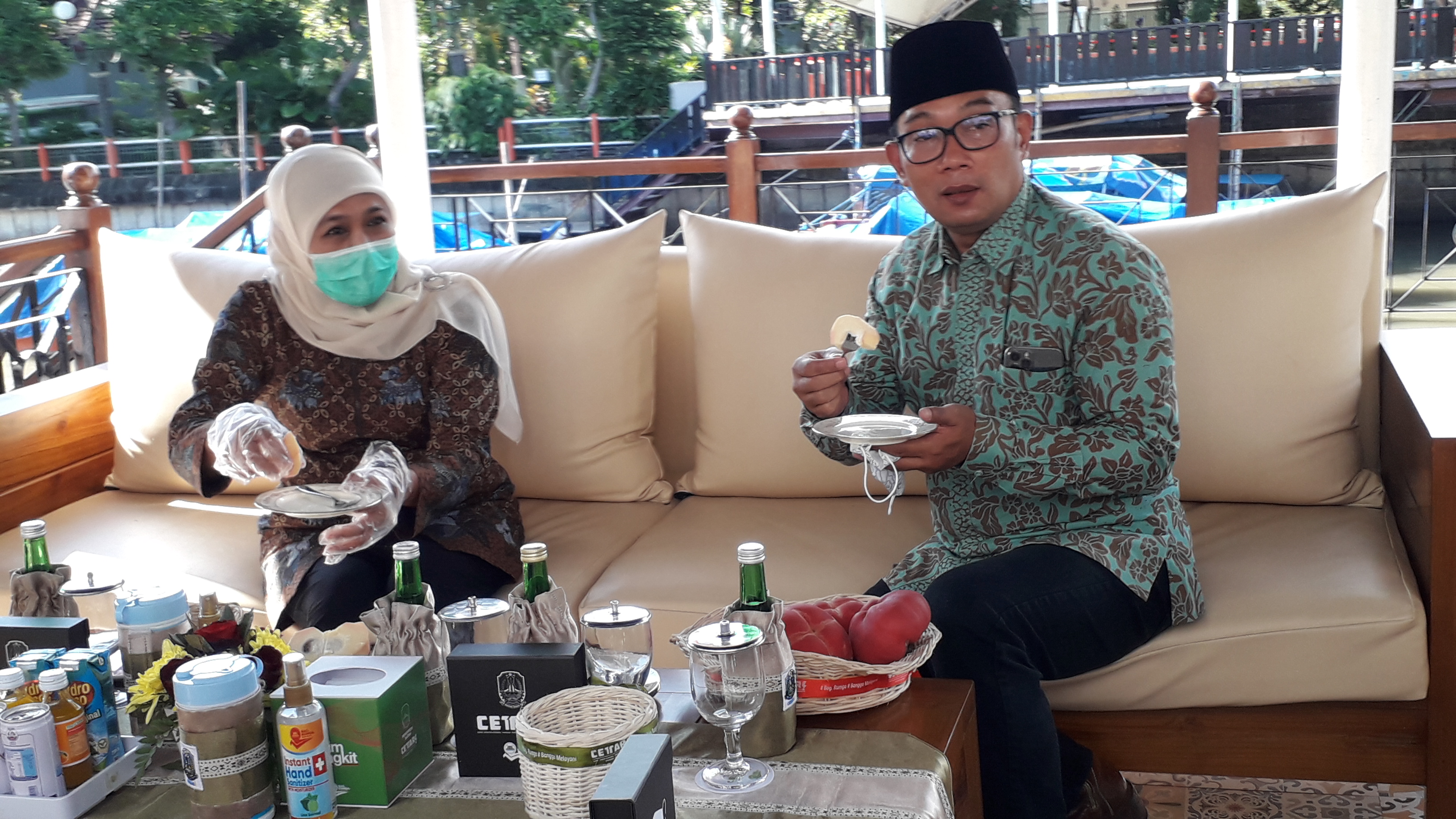 Khofifah Indar Parawansa dan Ridwan Kamil saat pertemuan di Grahadi Surabaya