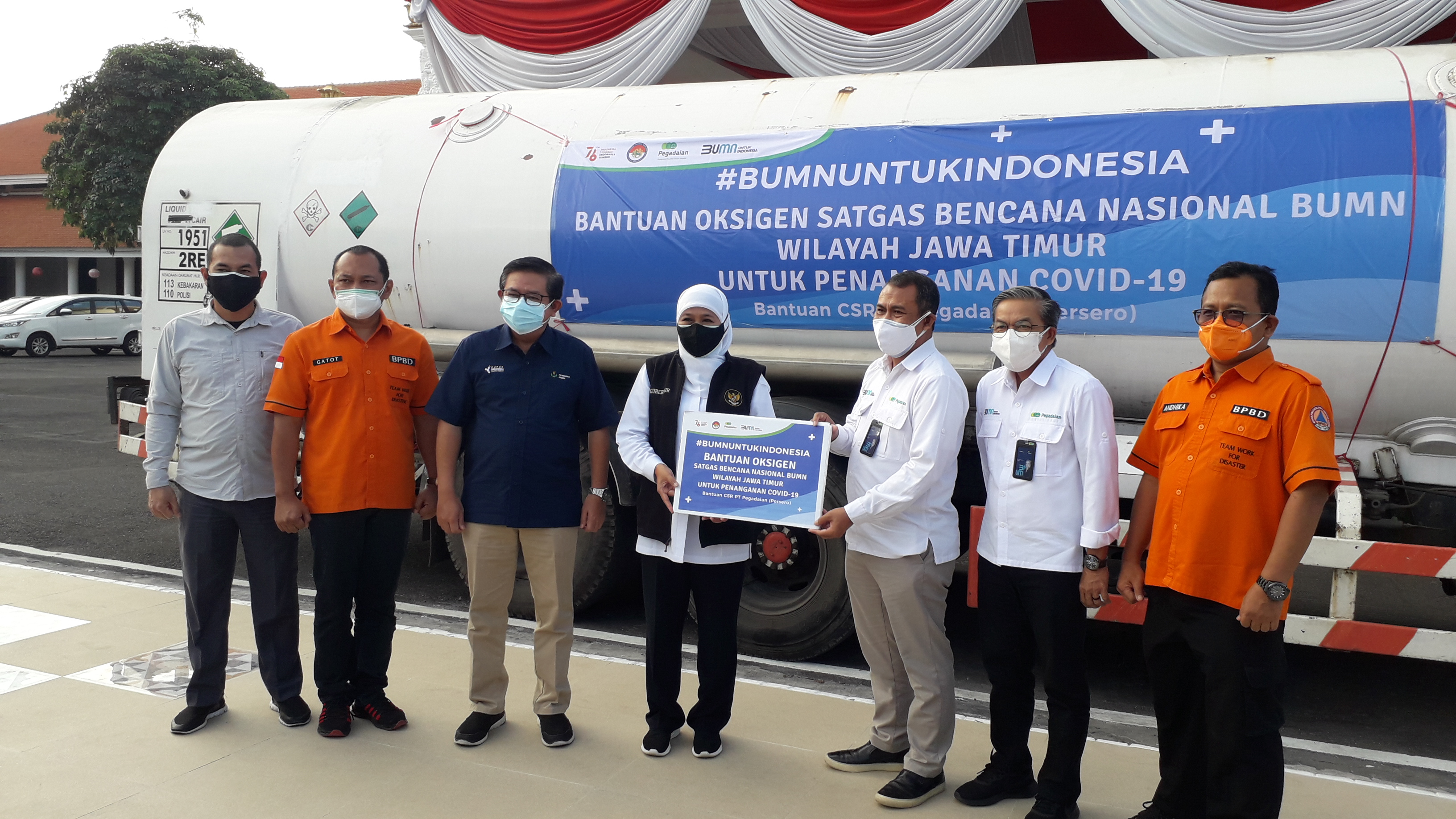 Gubernur Khofifah secara simbolis terima bantuan oksigen dari BUMN,Sabtu (31/7).