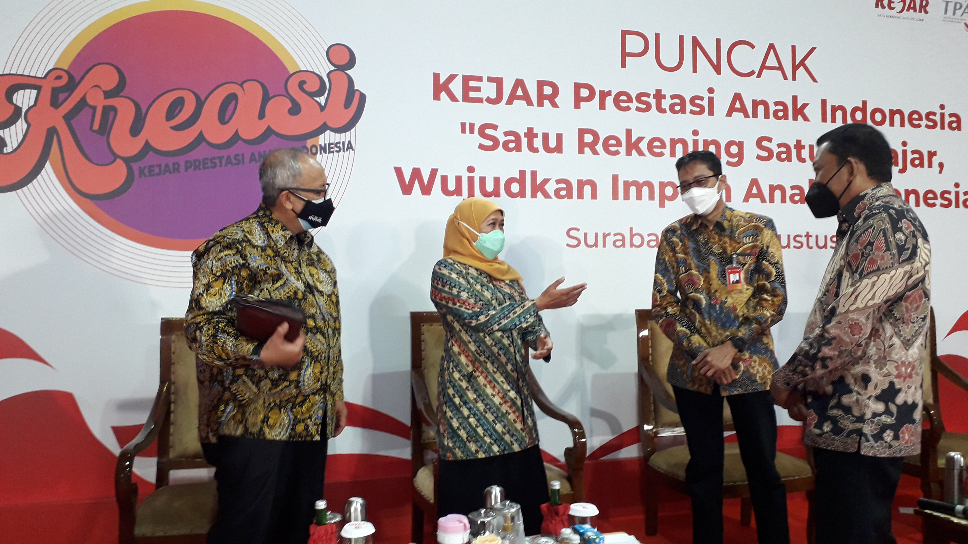 Kakanwil BI Jatim Budi Hanoto (kiri), Gubernur Jatim Khofifah Indar Parawansa, Dirut Bank Jatim Busrul Iman dan Kakanreg IV OJK Jatim Bambang Mukti Riyadi berbincang seusai menghadiri acara Puncak Kejar Prestasi Anak Indonesia Satu Rekening Satu Pelajar.