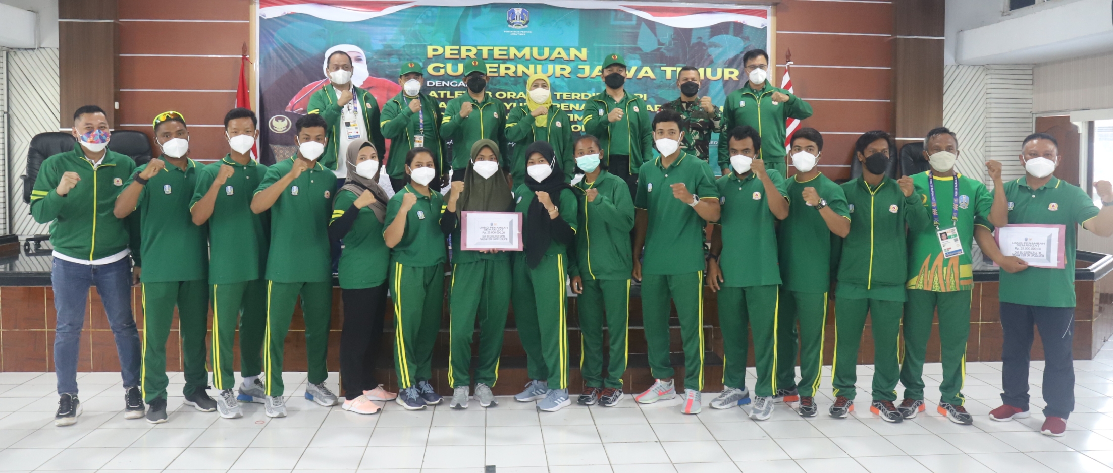 Gubernur Jatim Khofifah Indar Parawansa dan Forkopimda Jatim memberikan bonus semangat kepada para atlet PON di Jayapura.