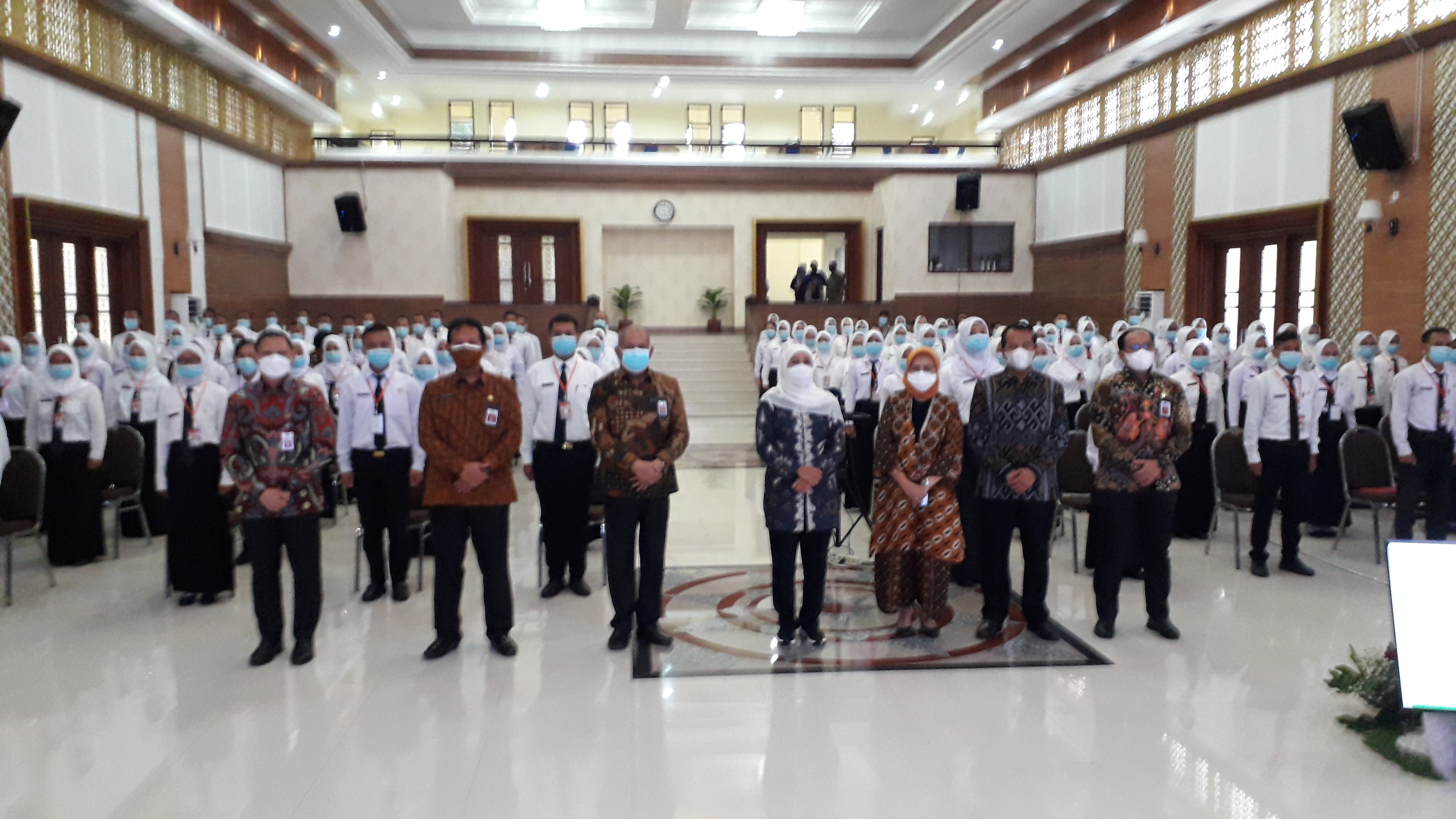 Gubernur Jawa Timur Khofifah Indar Parawansa secara resmi membuka Pelatihan Dasar  Calon Pegawai Negeri Sipil golongan II, angkatan 53, 54 dan 55 Tahun 2021 di lingkungan Pemprov Jatim, Sabtu (6/11).