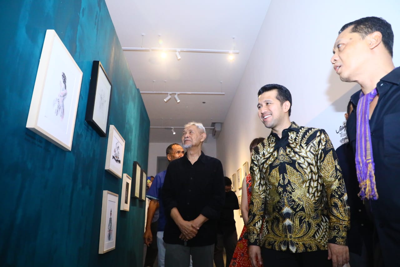 Wakil Gubernur Jatim Emil  Elestianto Dardak saat mengunjungi pameran tunggal lukisan Goenawan Mohamad di Orasis Art Space, Sambikerep Surabaya, Sabtu (3/6) sore.
