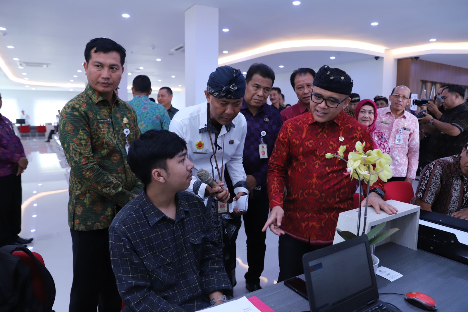  Menteri Pendayagunaan Aparatur Negara dan Reformasi Birokrasi (PANRB) saat meresmikan MPP Kabupaten Klungkung, Senin (23/10).