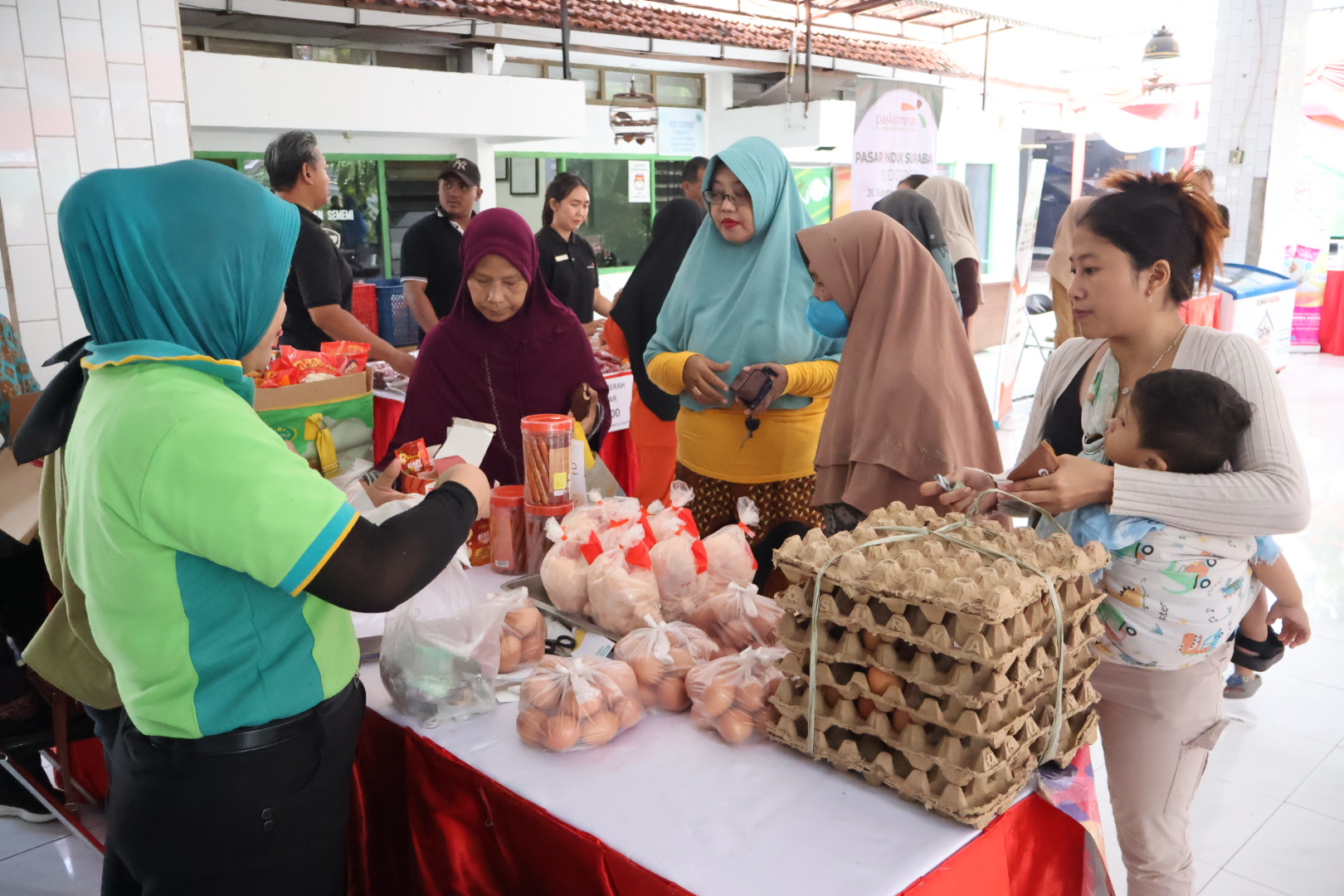 Warga berbondong-bondong memanfaatkan kesempatan ini untuk membeli berbagai macam komoditi yang dijual dalam program Gerakan Pangan Murah