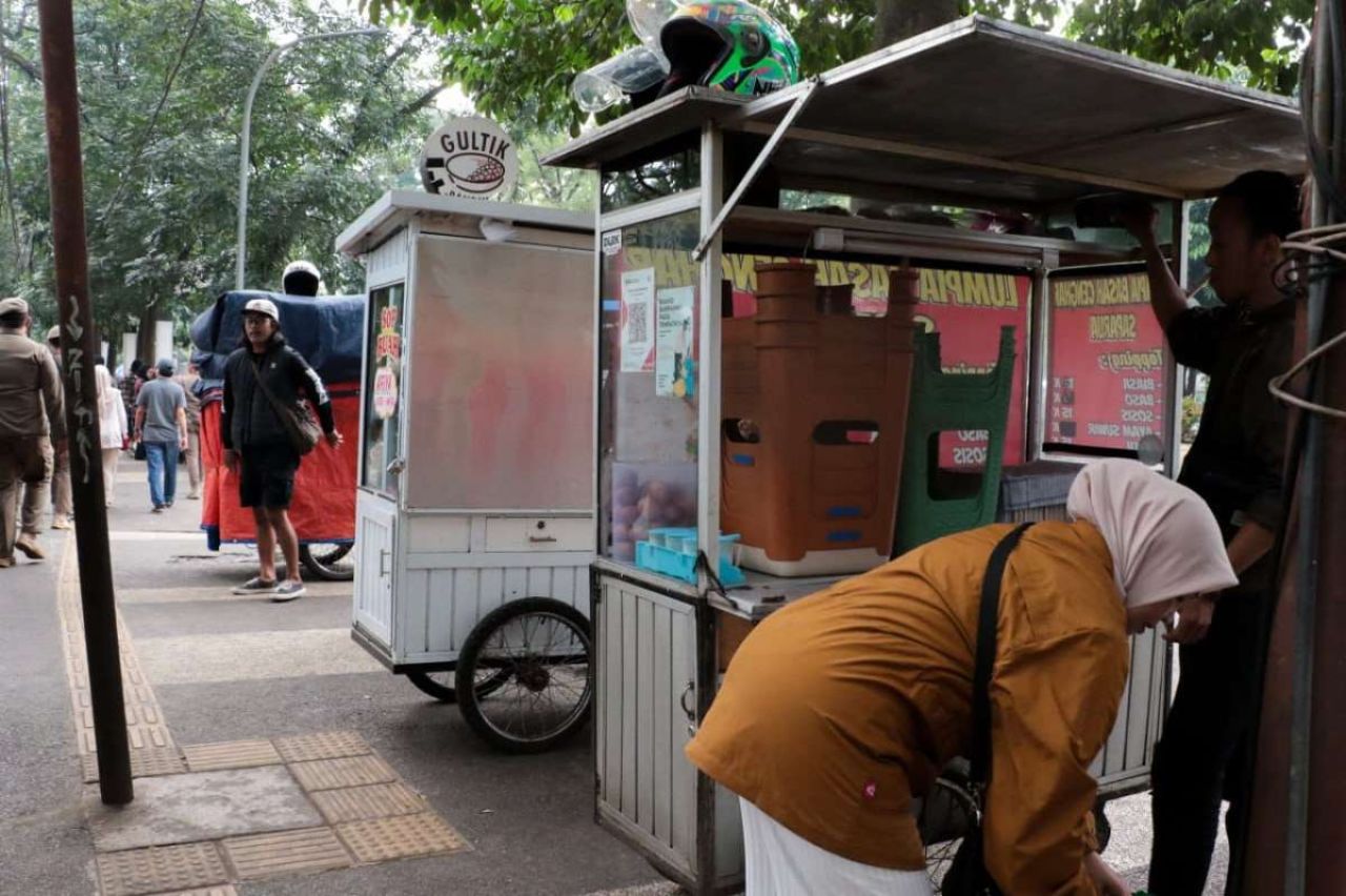 Satpol PP bersama Satuan Tugas PKL dan dukungan dari Satpol PP Provinsi Jawa Barat menertibkan sejumlah pedagang kaki lima yang beraktivitas di kawasan Jalan Banda dan sekitar GOR Saparua, Sabtu (19/4/2025).