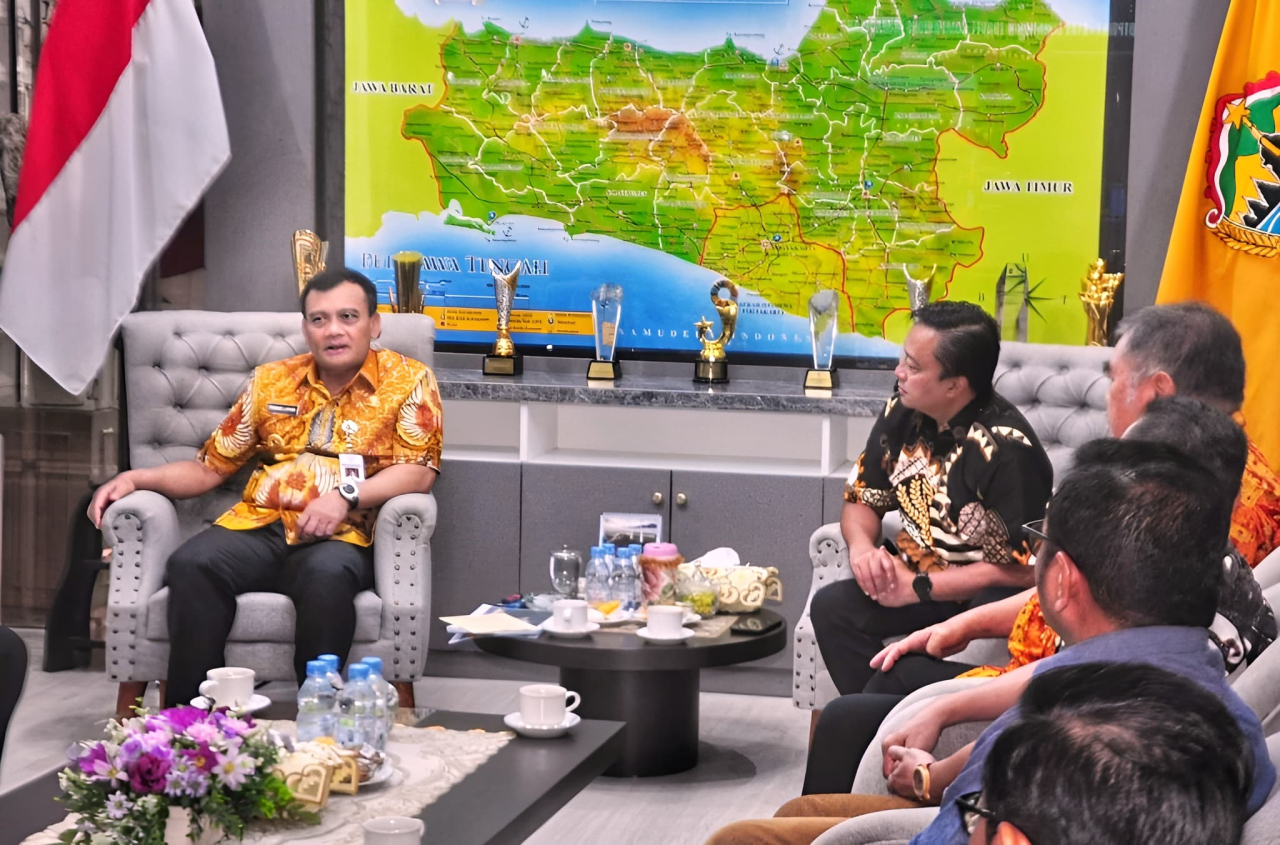 kepada Gubernur Jawa Tengah, Ahmad Luthfi saat menerima penyelenggara Borobudur Marathon di kantor gubernur, Kamis (24/4/2025).