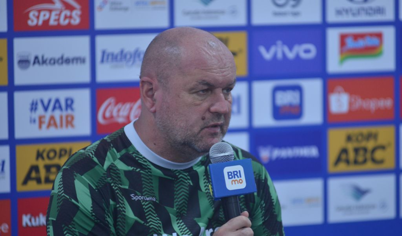 Pelatih PERSIB, Bojan Hodak memberikan keterangan pers menjelang pertandingan melawan PSS Sleman di Stadion Gelora Bandung Lautan Api, Jumat, 25 April 2025. (PERSIB.co.id/Barly Isham)