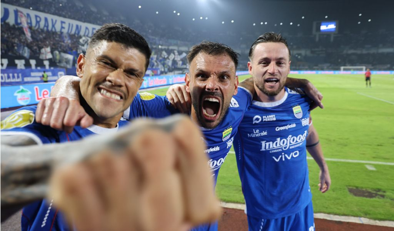Ciro Alves, Tyronne del Pino dan Marc Klok merayakan gol ke gawang PSS Sleman pada pertandingan pekan ke-30 Liga 1 2024/25 di Stadion Gelora Bandung Lautan Api, Sabtu, 26 April 2025. (PERSIB.co.id/Sutanto Nurhadi Permana)
