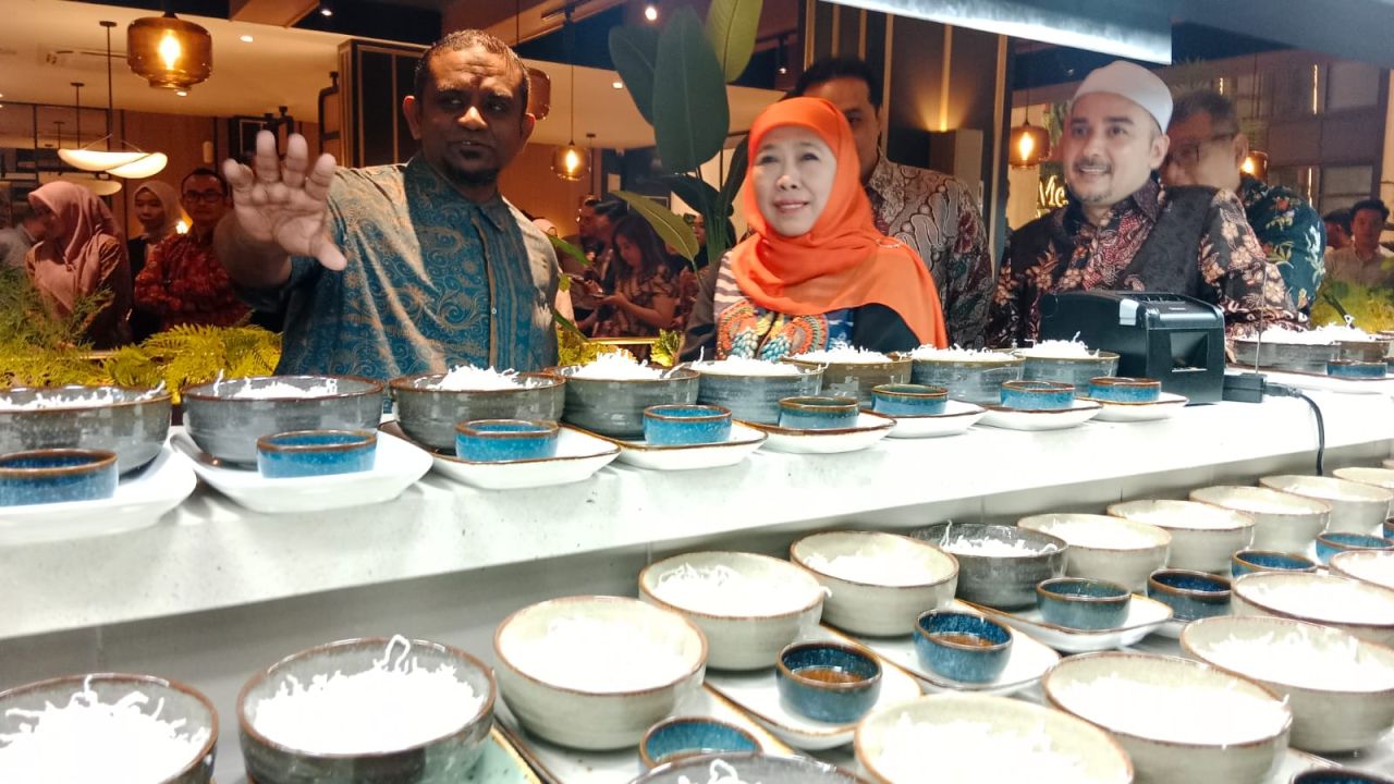 Gubernur Khofifah, didampingi CEO Me’nate Steak & Seafood Sayd Ashraf dan Direktur Muhammad Albar meninjau langsung area dapur dan ruang penyajian Me’nate