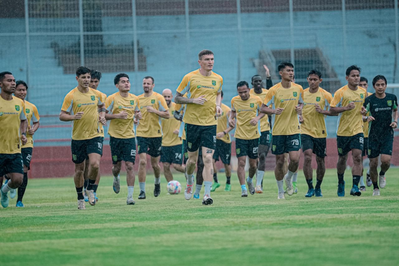 Punggawa PERSEBAYA menjalani sesi pemanasan sebelum melakukan latihan. (Persebaya)