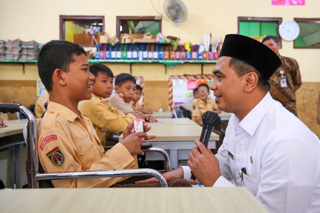Wakil Gubernur Jawa Tengah, Taj Yasin Maimoen, meninjau langsung pelaksanaan program Dokter Spesialis Keliling (Speling) di SD Negeri Tambakaji 05, Semarang, Rabu (23/4).