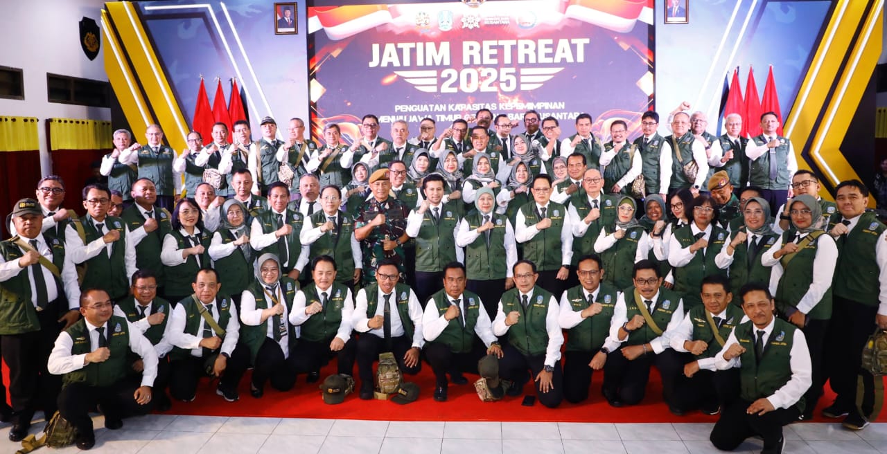 Gubernur Jawa Timur Khofifah Indar Parawansa resmi menutup rangkaian kegiatan Jatim Retreat 2025 di Pusat Pendidikan Artileri Pertahanan Udara (Pusdik Arhanud) Kota Batu, Minggu (27/4/2025).