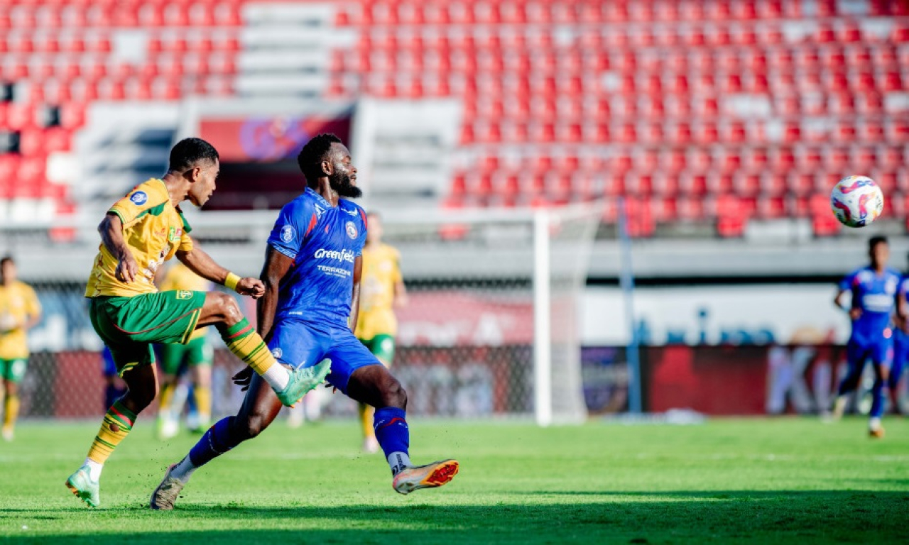 Ardi Idrus saat melepaskan tendangan ke pertahanan Arema FC. (Persebaya)