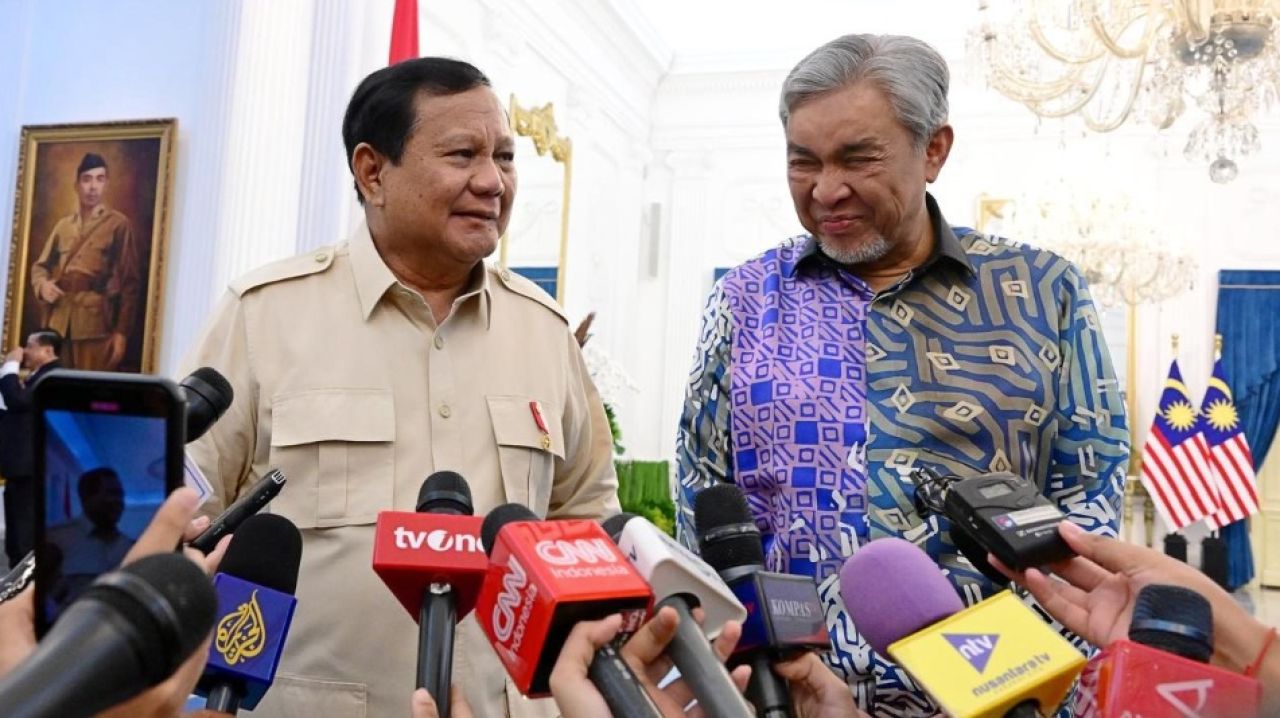 Presiden Prabowo beserta Wakil PM Malaysia Dato' Seri Dr. Ahmad Zahid bin Hamidi memberikan keterangan kepada awak media setelah pertemuan bilateral di Istana Merdeka, Jakarta, pada Selasa, 22 April 2025 Foto: BPMI Setpres/Muchlis Jr