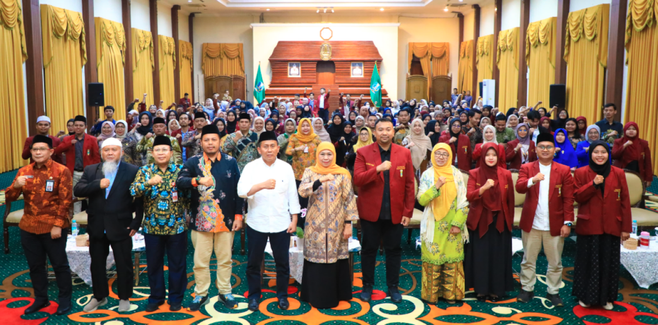 Gubernur Jawa Timur Khofifah  membuka Simposium Nasional Ikatan Mahasiswa Muhammadiyah Putri bertajuk "Perempuan Berdaya, Indonesia Jaya" di Gedung Negara Grahadi, Surabaya, Jumat (25/4/2025) malam