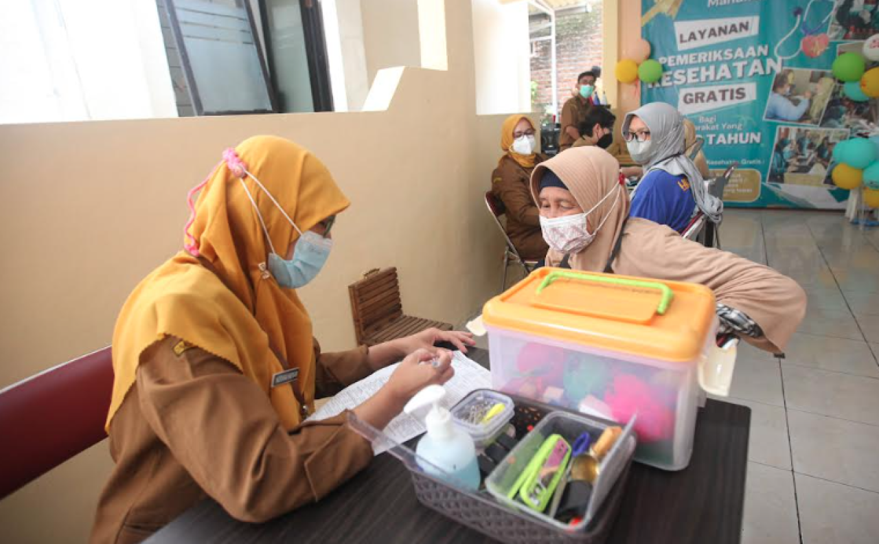 Pemerintah Kota Surabaya memberlakukan sanksi sosial bagi pasien tuberkulosis (TBC) yang tidak menjalani pengobatan rutin.